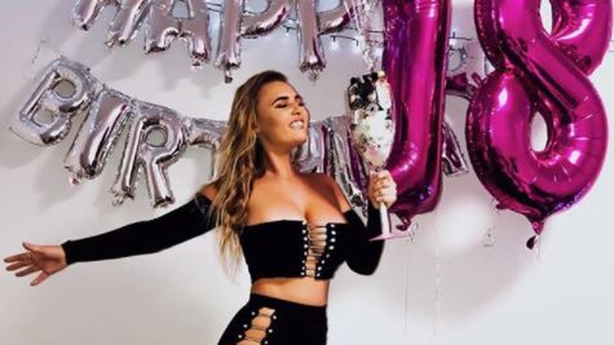 Endlich süße 18! Ruby-Lee Coffee feiert ihre Volljährigkeit - mit passenden pinken Ballons 