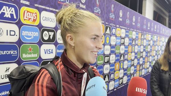 DFB-Stars mit emotionaler Gwinn-Geste