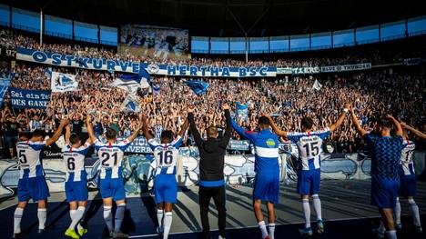 BERLIN, GERMANY - SEPTEMBER 21: Players of Hertha celebrate with fans after the Bundesliga match between Hertha BSC and SC Paderborn 07 at Olympiastadion on September 21, 2019 in Berlin, Germany. (Photo by Maja Hitij/Bongarts/Getty Images)