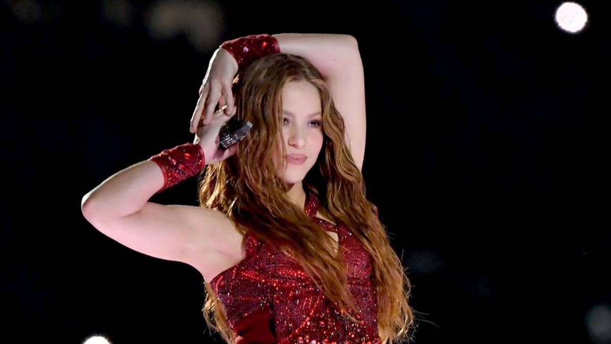 Shakira zeigt dabei nicht nur ihren berühmten Hüftschwung...