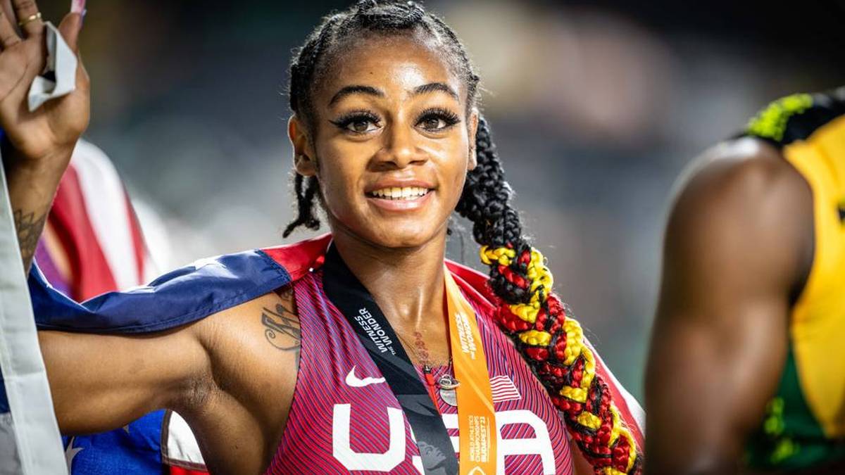 Nach WM-Gold 2023 jagt die amerikanische Sprinterin ihren nächsten großen Erfolg. Um den Olympiasieg über 100 m wird sie sich mit weiteren Sprint-Stars wie Shelly-Ann Fraser-Pryce und Shericka Jackson duellieren. 