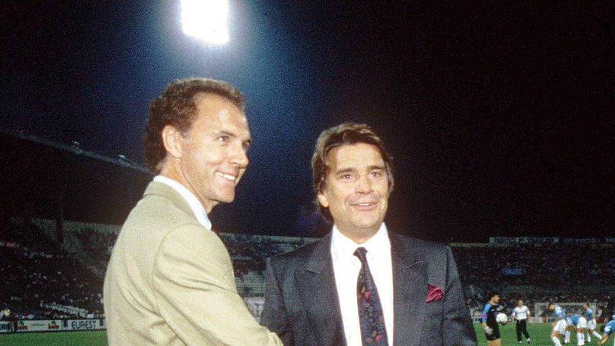 Ein gewisses Faible zu etwas zwielichtigen Gestalten hatte er schon immer. Oder liegt es einfach nur daran, dass Beckenbauer die seltene Gabe hat, wirklich mit allen Menschen auszukommen? Nach dem Triumph von Rom lockt ihn Bernard Tapie zu Olympique Marseille. Tapie hatte damals gerade Adidas gekauft, wurde später französischer Städteminister und noch später wegen Bestechung, Insolvenzverschleppung und anderer nicht so lustiger Wirtschaftsvergehen zu einer Gefängnisstrafe verurteilt. Da war Franz aber schon längst wieder in München. Richtig glücklich wurde er in Marseille nicht. Nach wenigen Monaten wurde er vom Trainer zum Sportdirektor komplimentiert, nach Saisonende war Schluss