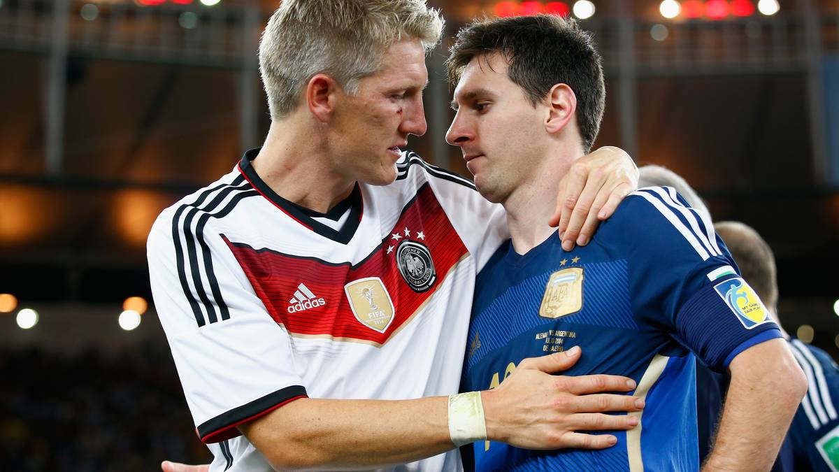 Auch als Tröster glänzt Schweinsteiger, hier mit Weltstar Lionel Messi