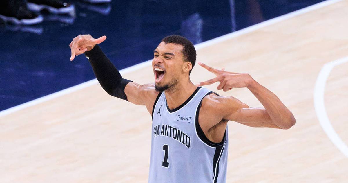 Victor Wembanyama Scores 35 Points in Stunning Playoff Debut to Lead Spurs to Victory