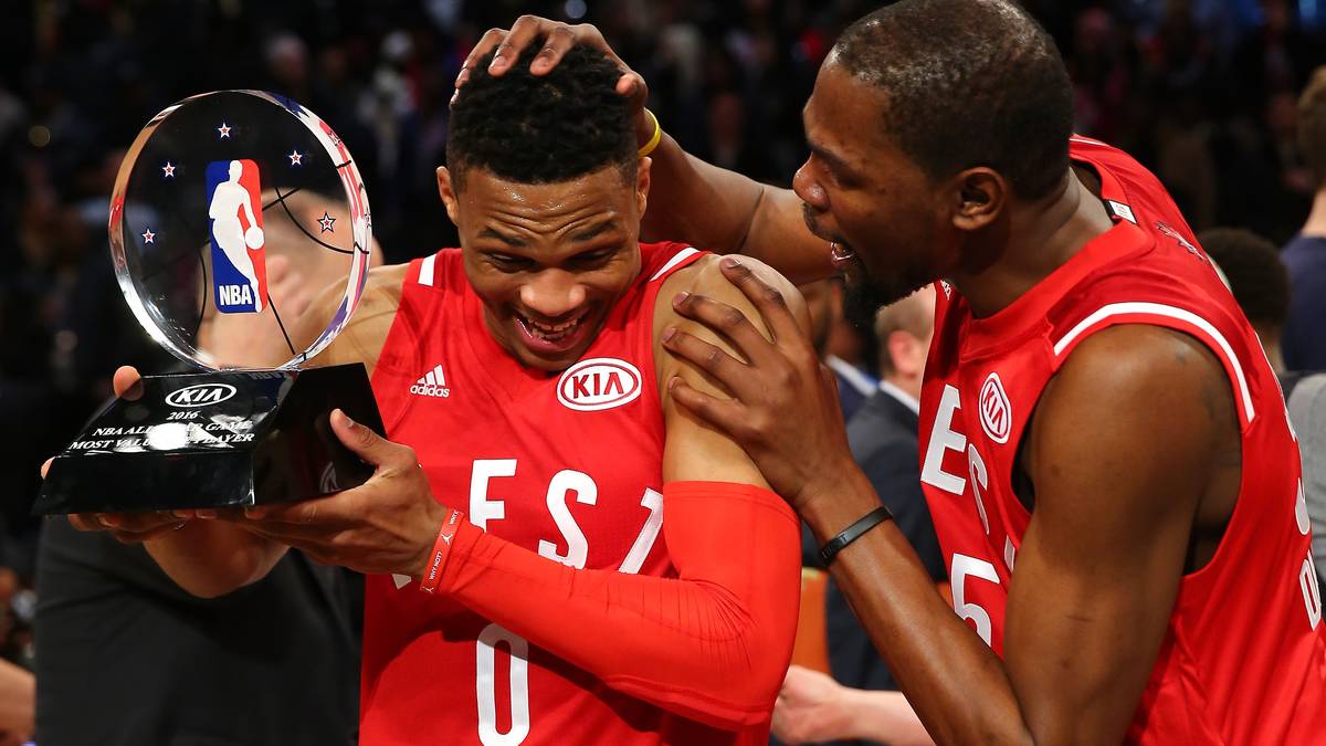 Westbrook verteidigt zudem als erster Spieler überhaupt allein die Auszeeichnung. Der erste Gratulant ist Teamkollege Durant