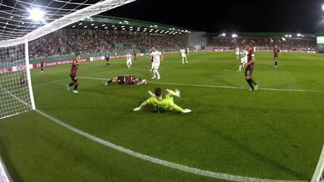 Beim Pokalspiel der Bayern in Wiesbaden gibt es in der 9. Minute einen großen Aufreger: Schiedsrichter Daniel Siebert übersieht ein klares Handspiel im Strafraum. Das bringt die Bayern-Fans in den sozialen Netzwerken auf die Palme.