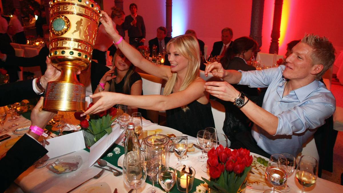 Ein fast schon gewohntes Bild: 2008 holt Schweinsteiger mit den Bayern erneut das Double. Mit dabei ist seine damalige Freundin Sarah Brandner, die seit der WM fast so viel im medialen Fokus steht wie ihr Bastian