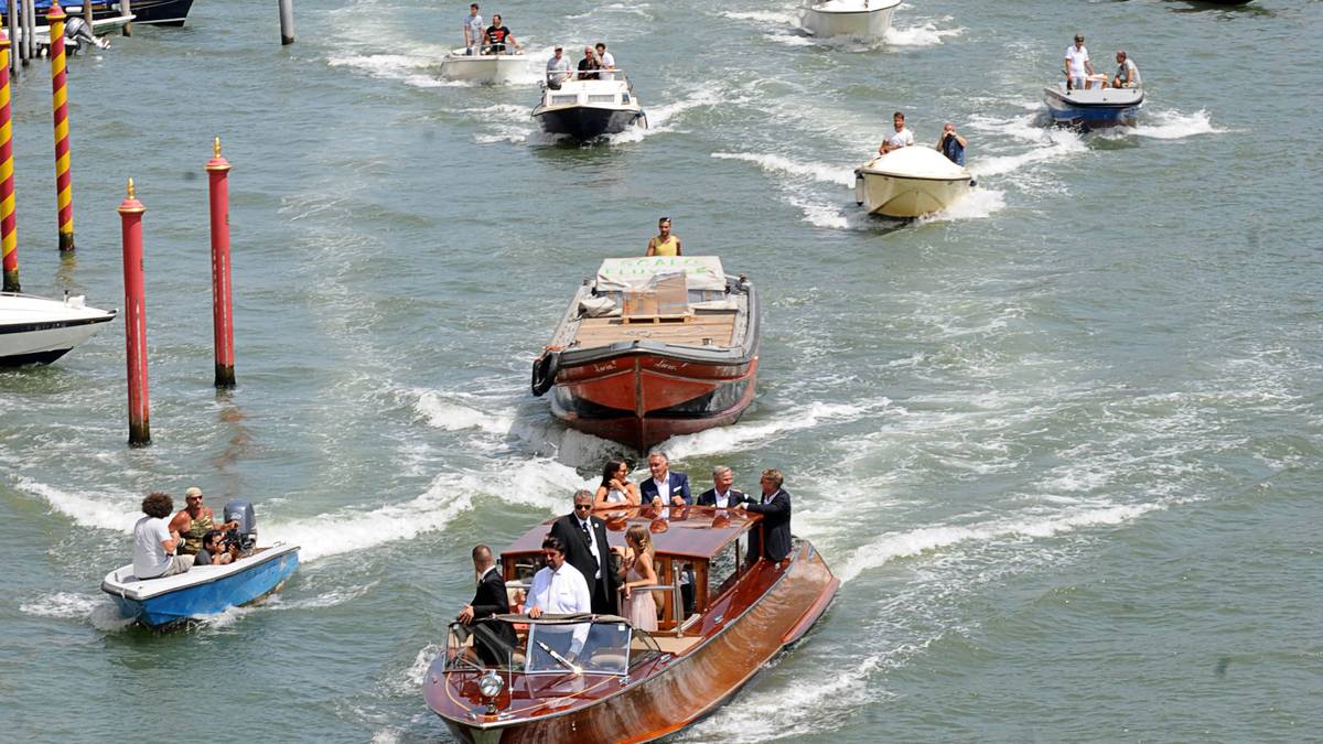 In Booten verfolgen Fotografen Ivanovic und Schweinsteiger durch Venedig