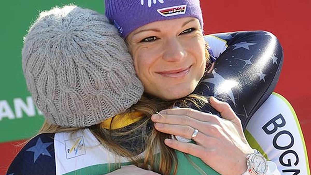 Täglich informiert Vonn während der WM die Öffentlichkeit via Facebook, dass sie weiter stark beeinträchtigt ist - und sucht Trost bei Riesch. DSV-Alpin-Direktor Maier kann die Verletzungsgeschichten der US-Amerikanerin nicht mehr hören: "Für mich ist das mit der Zeit lächerlich." Gehandicapt oder nicht - am Ende reicht es bei der WM "nur" zu Silber in der Abfahrt