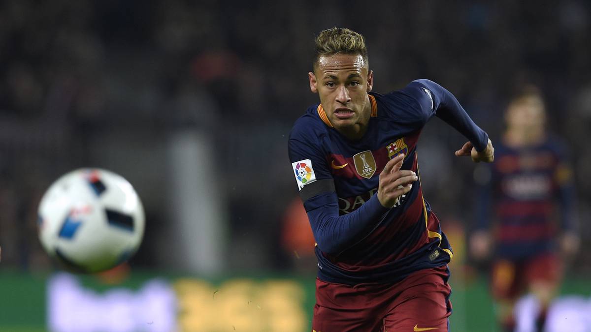 NEYMAR (FC Barcelona): Der brasilianische Superstar brilliert in dieser Saison so sehr, dass Real Madrid angeblich ein 400-Millionen-Euro-Paket für den Stürmer des Erzrivalen schnüren will. SPORT1-Prognose: Da der Wechsel aufgrund Reals Transfersperre in den nächsten Tagen über die Bühne gehen müsste, ist ein Wechsel ausgeschlossen