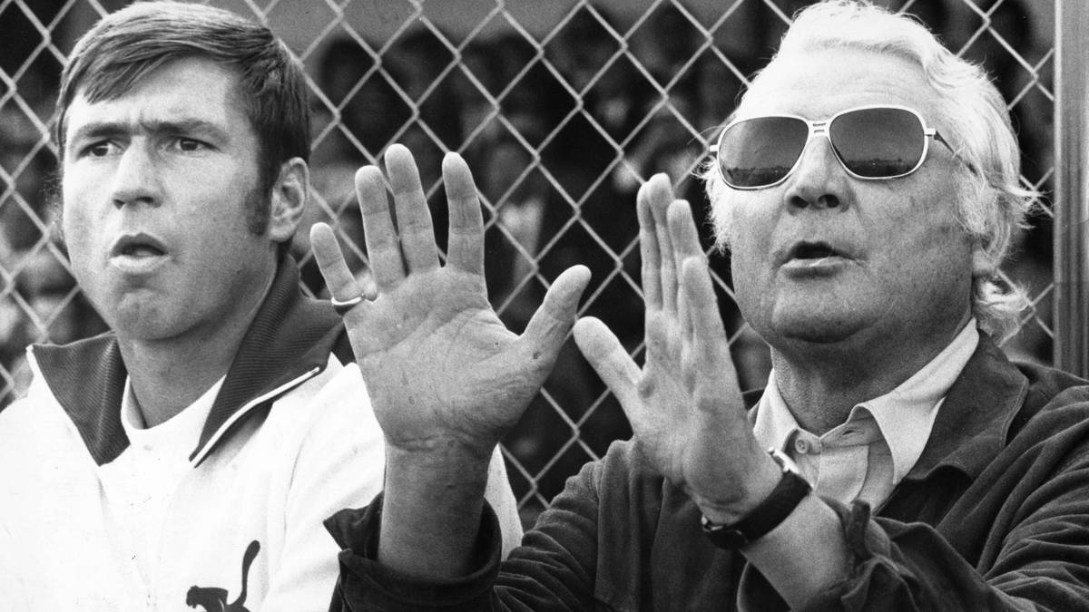 PLATZ 5 - WILLI MULTHAUP † ( 68 Jahre, 96 Tage): Zählt zu den erfolgreichsten Bundesligatrainern im ersten Jahrzehnt ihres Bestehens. Beginnt bei Preußen Münster seine ruhmreiche Karriere in der Westfalenliga, die er umgehend in die Oberliga West führt. Mit dem Meidericher SV gelingt ihm die Qualifikation für die neugeschaffene Bundesliga im Jahr 1963. Multhaup zieht es anschließend weiter zu Werder Bremen ...