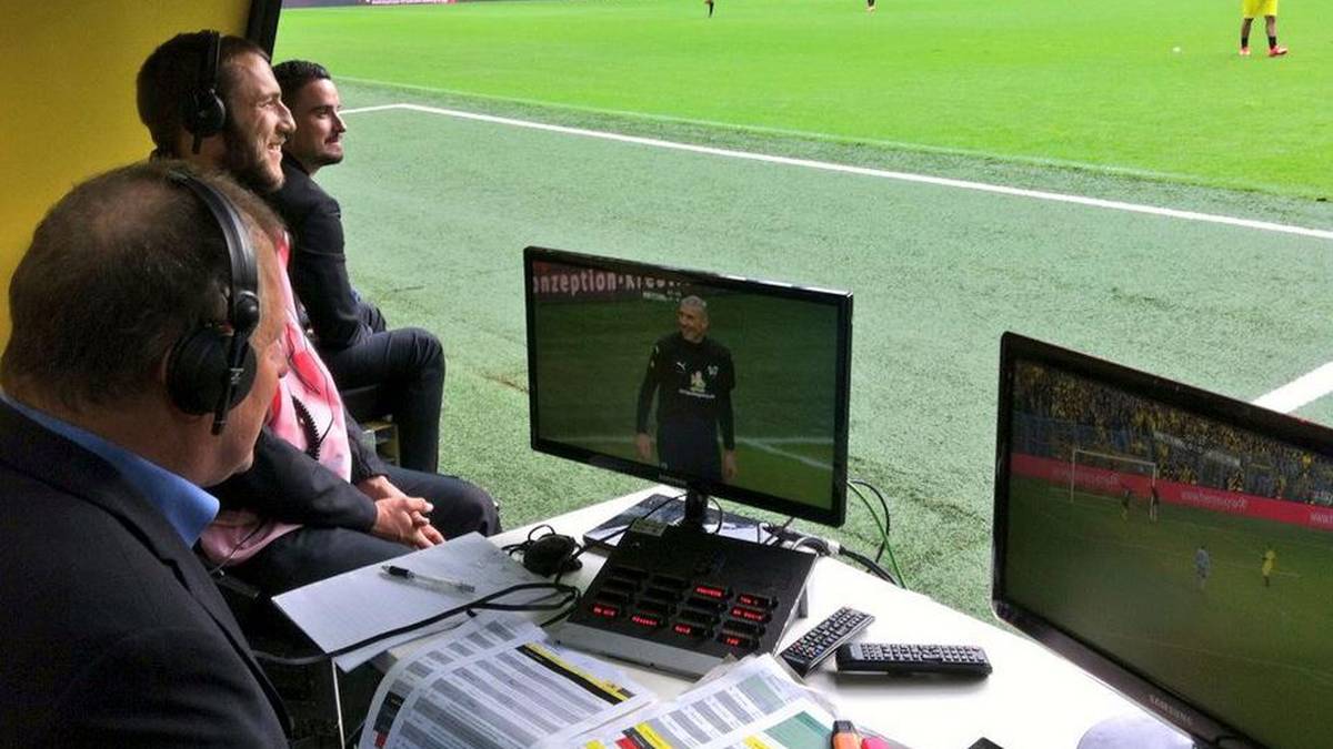 SPORT1-Kommentator Hansi Küpper schildert das Geschehen vom Spielfeldrand aus