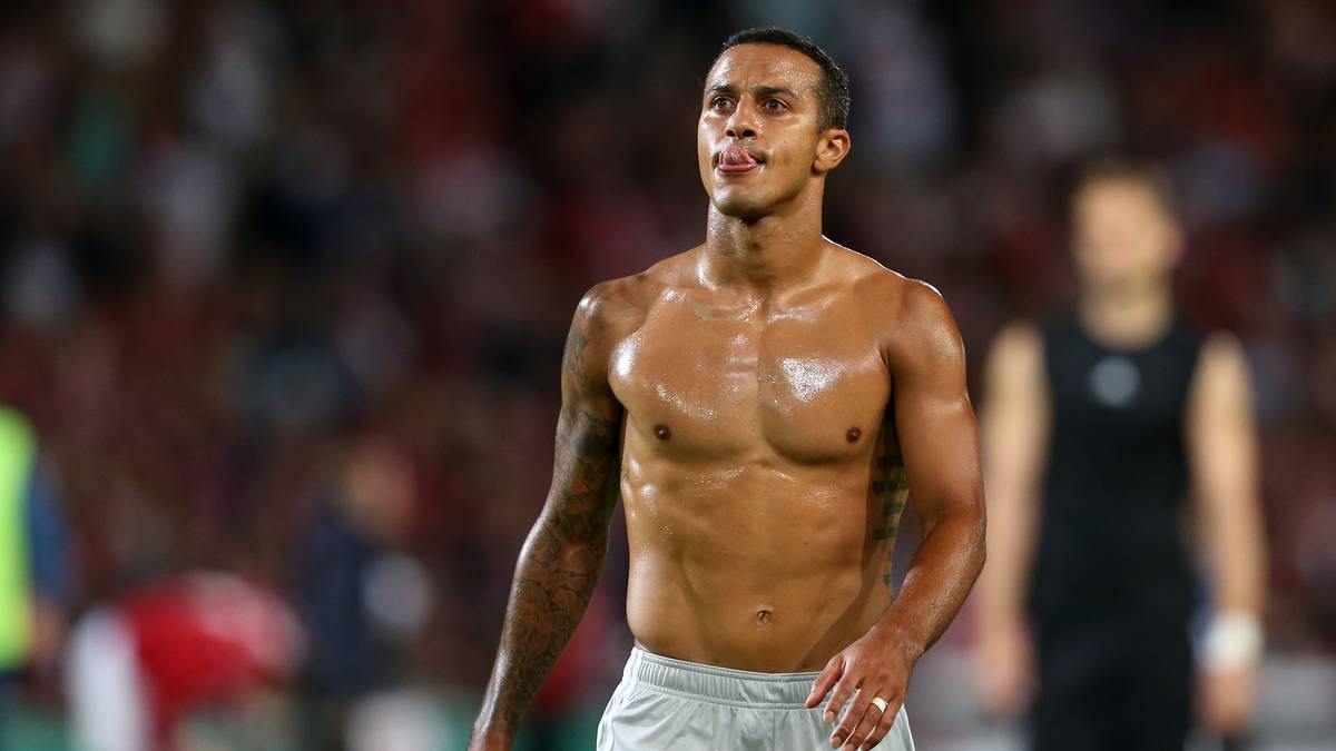 NUMMER 6: Thiago seit Saison 2013/2014. Martin Demichelis (2003 bis 2011), Ciriaco Sforza (1995/1996) oder auch der heutige SPORT1-Experte Stefan Effenberg, um nur drei zu nennen, hatten einst die Nummer 6 auf ihrem Trikot