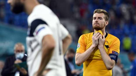 Beim entscheidenden EM-Gruppenspiel gegen Belgien unterläuft Lukas Hradecky ein Eigentor. Anschließend wird der Leverkusener wieder aufgemuntert.