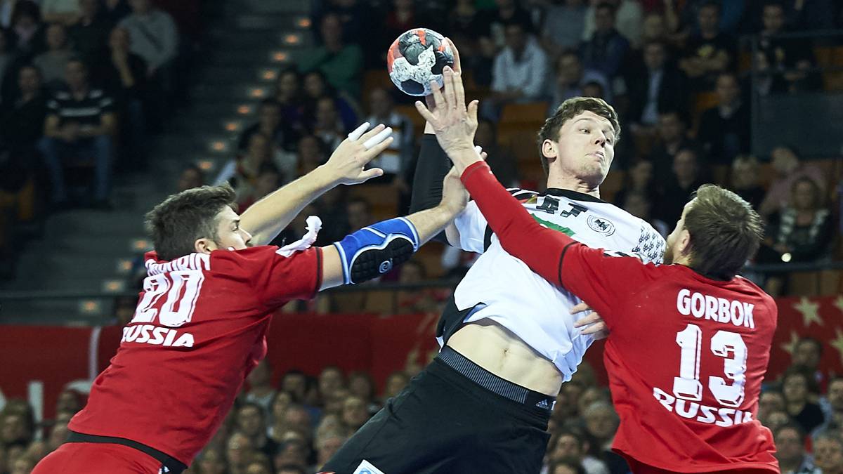 Im zweiten Spiel taten sich Christian Dissinger (Bild) und Co. deutlich schwerer. Gegen Russland musste die Mannschaft lange zittern, setzte sich am Ende aber in den dramatischen Finalminuten mit 30:29 durch