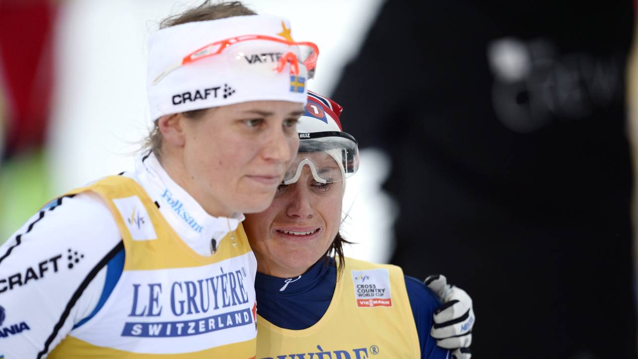 Ida Ingemarsdotter (l.) tröstet die Norwegerin Heidi Weng (r.)