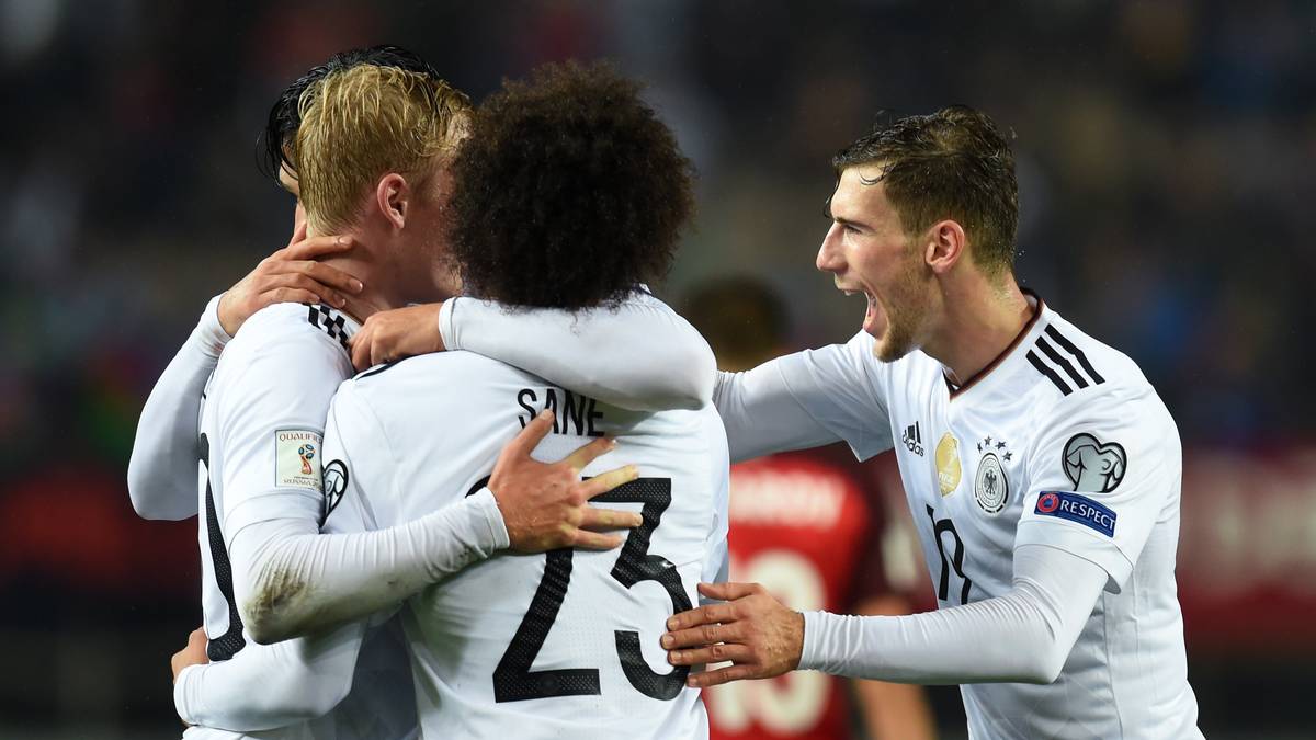 THE SUN: "Mit einem perfekten Rekord von zehn Siegen in zehn Spielen und dem Torverhältnis von 43:4 schließt Deutschland die WM-Qualifikation ab"