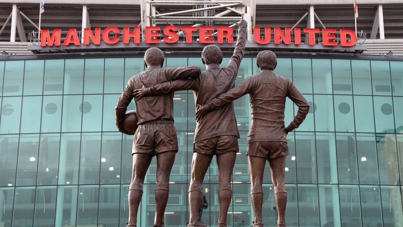 Vor dem Old Trafford steht eine Statue zu Ehren von George Best, Dennis Law und Sir Bobby Charlton