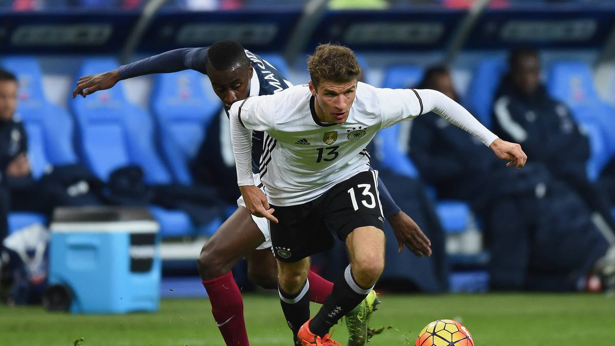 Das Freundschaftsspiel am 13. November 2015 wird überschattet von den Terroranschlägen in Paris. Am Abend kommt es an insgesamt sieben Orten zu Attentaten. 