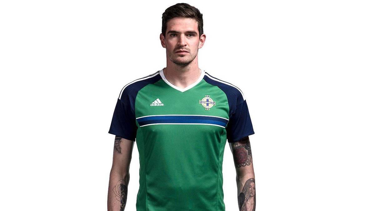 ...mit einem dezenten blauen Brustring