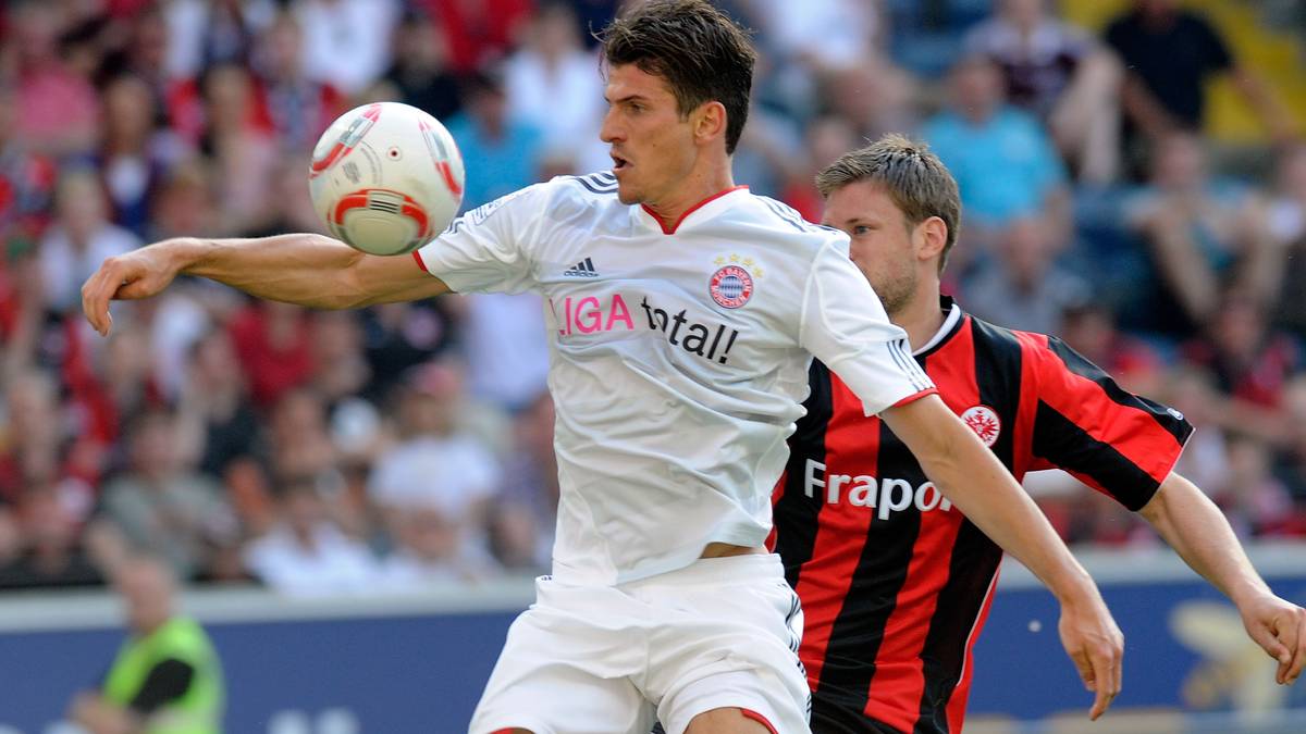 SAISON 2010/11 - 4 Stürmer: Nach schwachem Saisonstart bleibt der FC Bayern ohne Titel, im Pokal ist im Halbfinale Endstation und in der Königsklasse bereits im Achtelfinale. Trainer van Gaal muss im Laufe der Saison gehen. MARIO GOMEZ fungiert über die Saison hinweg als einzige Spitze - und trifft zuverlässig: 28 Mal in 32 Spielen