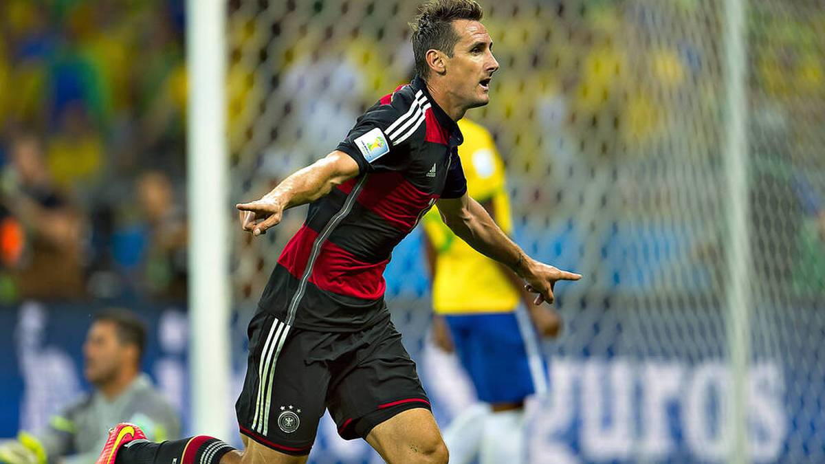 8. JULI 2014, BRASILIEN-DEUTSCHLAND 1:7 (HALBFINALE):
Ganz Brasilien weinte nach der unvorstellbaren Demütigung von Joachim Löws späterer Weltmeisterelf. Das Unheil für das Team des geschockten Selecao-Coaches Luiz Felipe Scolari ("die schlimmste Niederlage aller Zeiten") begann bereits in der 11. Spielminute mit dem 0:1 durch Thomas Müller. Dann brachen alle Dämme bei den von Emotionen übermannten Brasilianern um Kapitän David Luiz. Bereits 0:5 stand es zur Pause, den Ehrentreffer erzielte Oscar erst in der 90. Minute