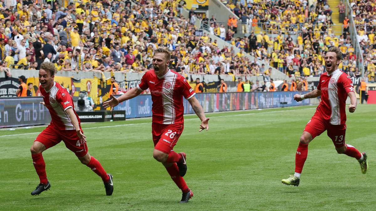 Nach dem Ausgleich durch Moussa Kone (64.) avanciert Rouwen Hennings(Mitte) zum Aufstiegshelden. Mit seinem 13 Saisontor schießt er die Fortuna ins Oberhaus