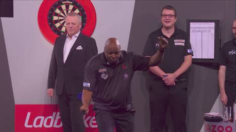 WM-Debütant Leonard Gates sorgt mit seinem Auftritt in der ersten Runde direkt für tolle Stimmung. Die Fans im Ally Pally scheinen ihn direkt ins Herz geschlossen zu haben.