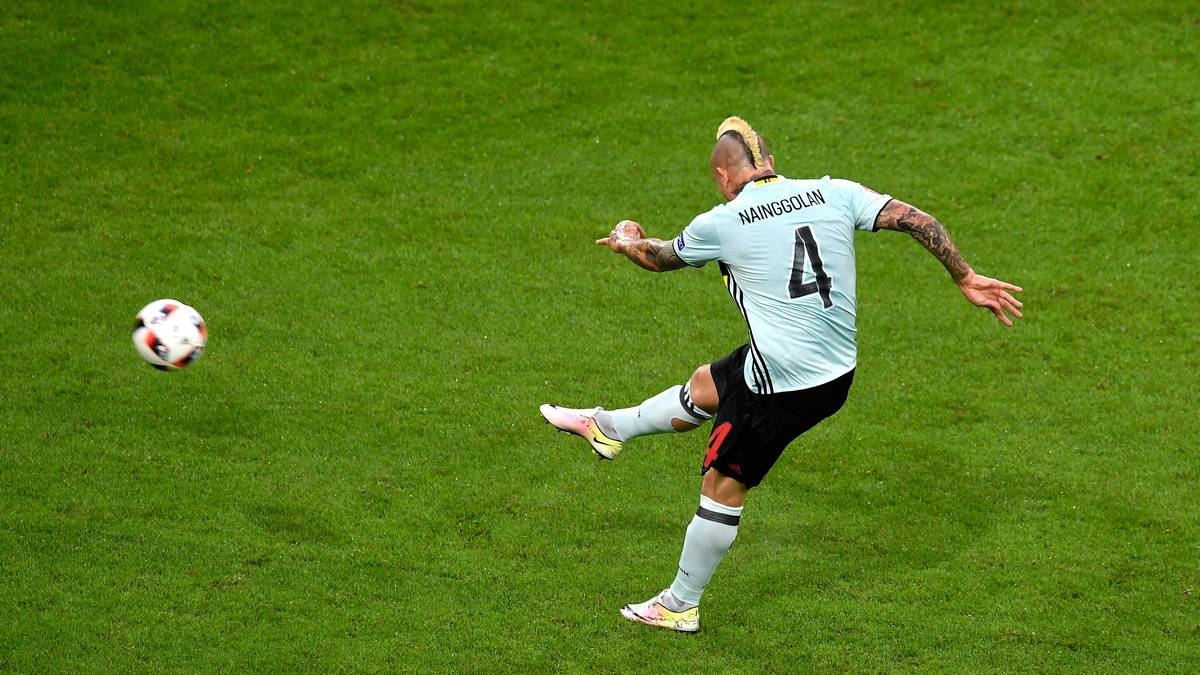 Mit perfekter Schusshaltung zieht der Mittelfeldspieler ab