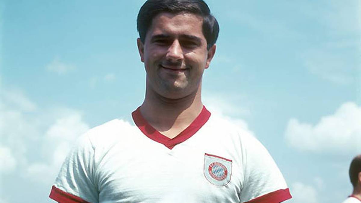 Nach dem Aufstieg 1964 sind die "Roten" zunächst in blütenweiß unterwegs - so wie hier der korrekt frisierte Gerd Müller