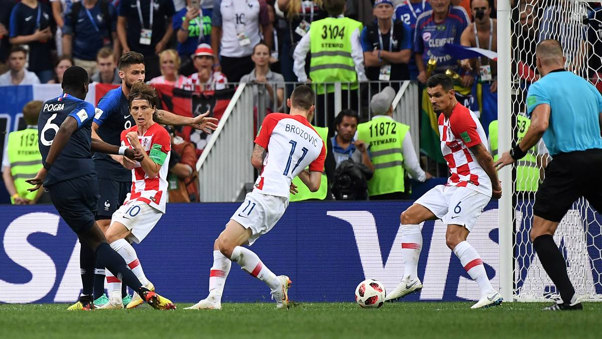 ITALIEN – GAZZETTA DELLO SPORT: "Der WM-Titel wandert nach Frankreich. Feuerwerk in Moskau. Die Franzosen erobern Russland besser als Napoleon. Pogba und Griezmann wandern auf den Spuren Zidanes. Kroatien will seine Grenzen nicht akzeptieren und kämpft bis zum Schluss, muss aber vor der Überlegenheit der Franzosen kapitulieren"