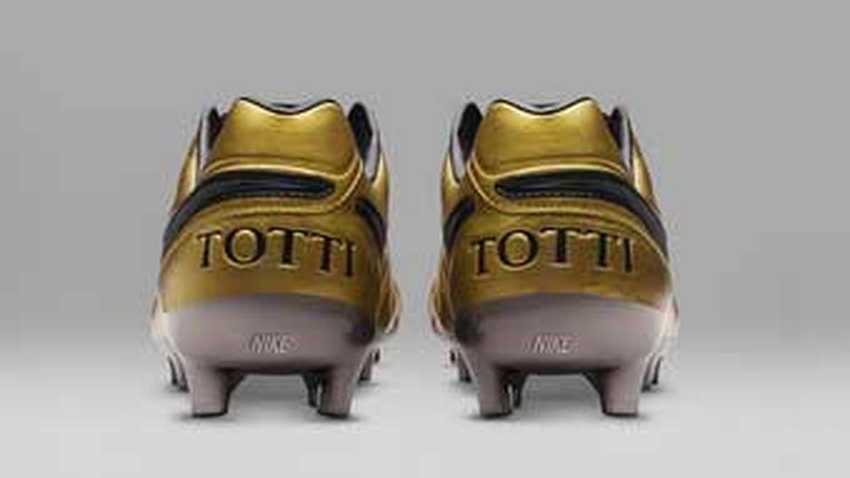 "Wenn ich über einen Schuh nachgedacht hätte, der meine 25-jährige Karriere widerspiegelt, habe ich sofort Gold im Sinn gehabt. Dieser Schuh symbolisiert meine Werte - Familie, AS Rom und die Stadt Rom", schwärmt der 40-Jährige