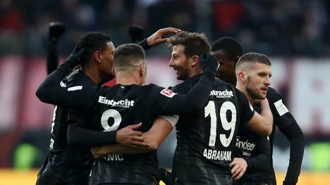Eintracht Frankfurt: Axel Hellmann spricht über Ambitionen und Erwartungen, Die Profis der Frankfurter Eintracht feiern eines ihrer vielen Tore
