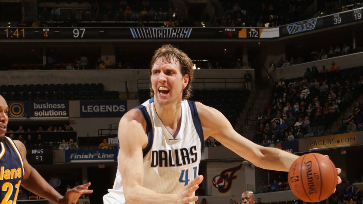 Vor der Pause läuft es noch ganz gut. Nowitzki trägt seinen Teil zur recht deutlichen Führung bei. Insgesamt markiert er 19 Punkte