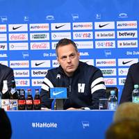 Am Samstagabend überrascht Hertha BSC mit der Entlassung von Geschäftsführer Fredi Bobic. Auf einer Pressekonferenz stellen die Verantwortlichen seinen Nachfolger vor und erklären, wie Bobic auf die Entscheidung reagiert hat.