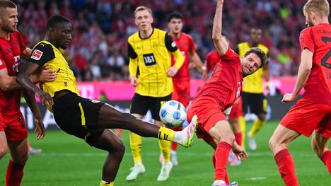 Der FC Bayern dominiert Borussia Dortmund im Gigantenduell der Bundesliga nahezu nach Belieben, braucht aber zwei Joker, um das Spiel in seine Richtung zu lenken. Dann hat der BVB noch ein Ass im Ärmel.