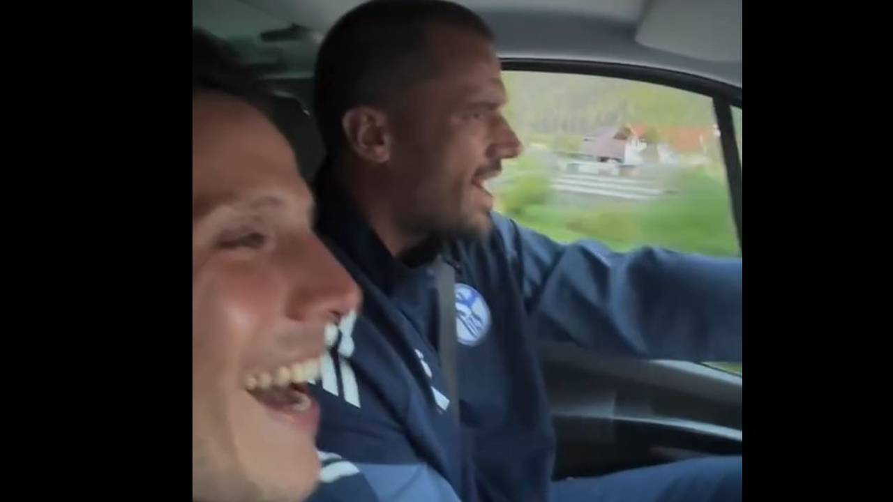 Schalke-Coach hält witzige Gesangseinlage fest