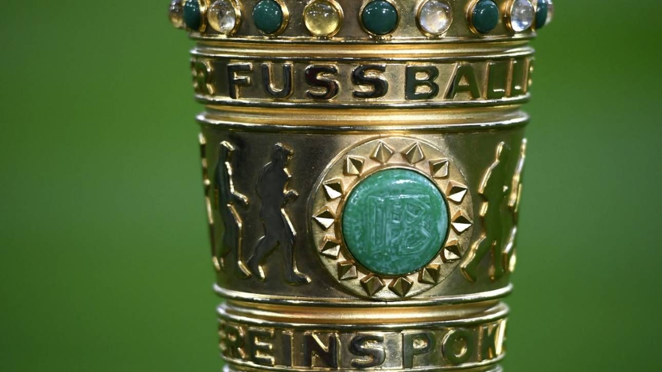 Nachwuchsspieler überreichen Pokal