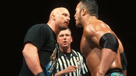 Stone Cold Steve Austin (l.) und The Rock waren bei WWE große Rivalen