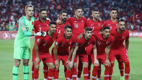 Die türkische Nationalmannschaft musste auf Island lange auf die Abfertigung am Flughafen warten