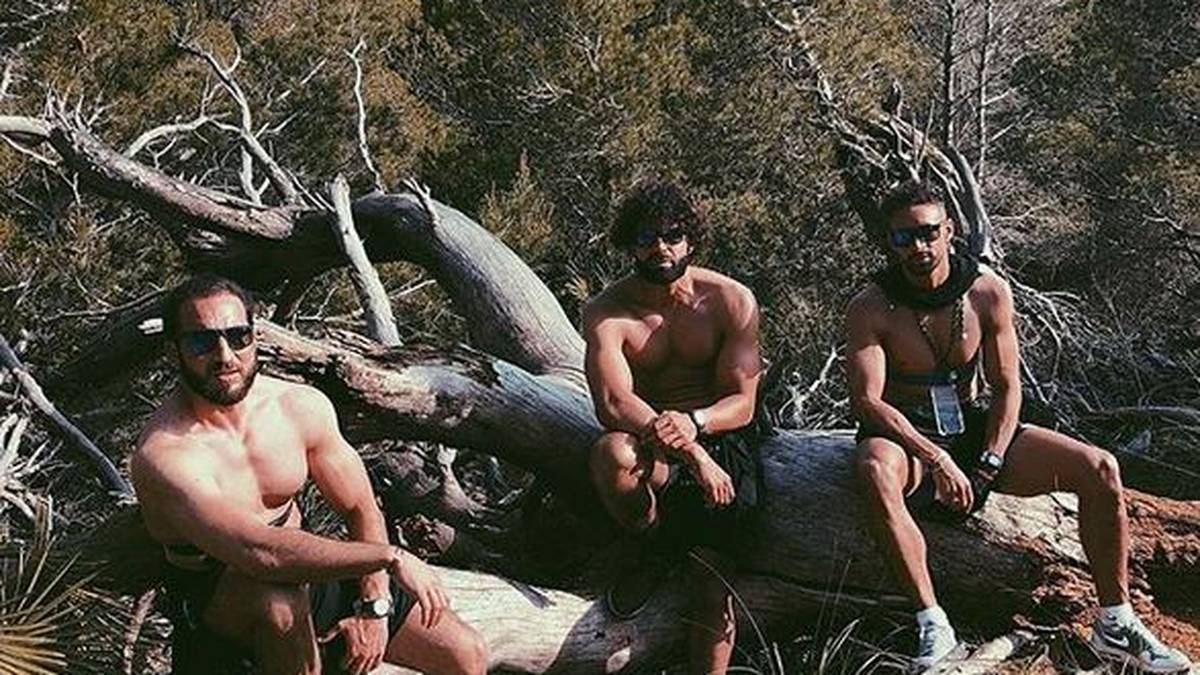 Leverkusens Karim Bellarabi (r.) und seine Kumpels machen Aktiv-Urlaub, dieses Foto entstand nach einer 30-km-Radtour bergaufwärts. Muskeln kommen ja nicht von alleine ...