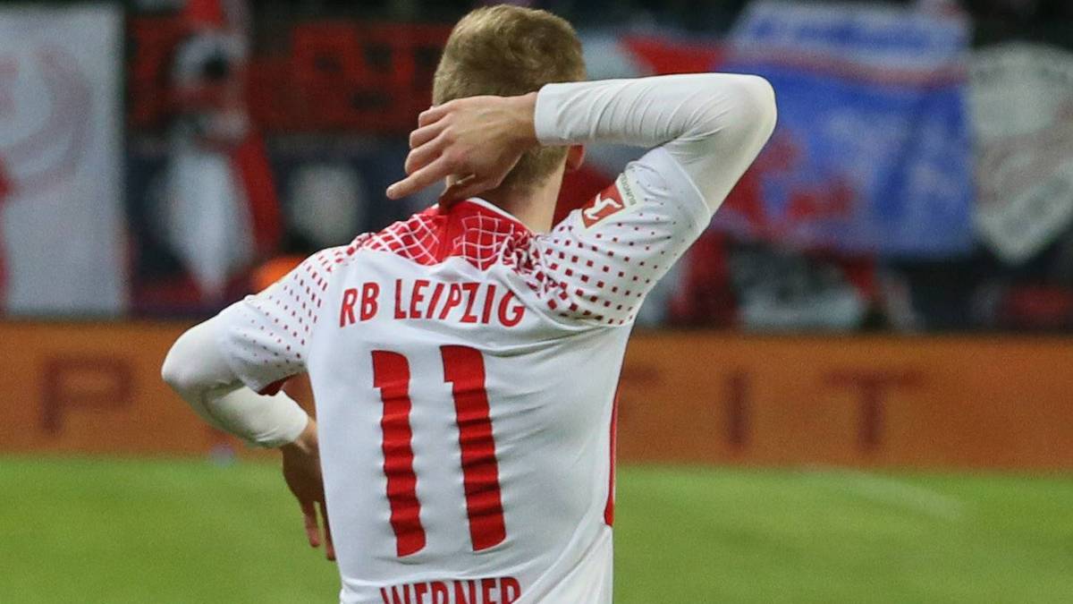 Im Interview nach dem Spiel sagte er bei "Sky": "Das ist eine witzige Geschichte. Wir spielen gerade in der Mannschaft ein PlayStation-Spiel. Da geht es darum, dass man nur mit einer Axt auf der Welt landet und sich durchkämpfen muss. Deswegen war der Jubel angelehnt an das Spiel"