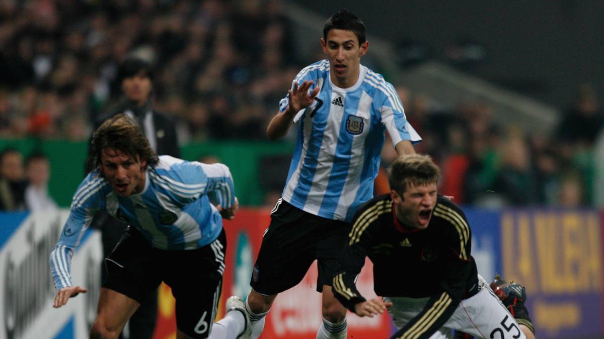 In der heimischen Münchner Arena bleibt Müller in seinen ersten 67. Minuten im deutschen Trikot zwar blass. An der 0:1-Niederlage gegen die von Diego Maradona trainierten Gauchos kann der Stürmer nichts ändern. Trotzdem führt in der Folge für Löw kein Weg mehr am Schlacks aus Weilheim vorbei