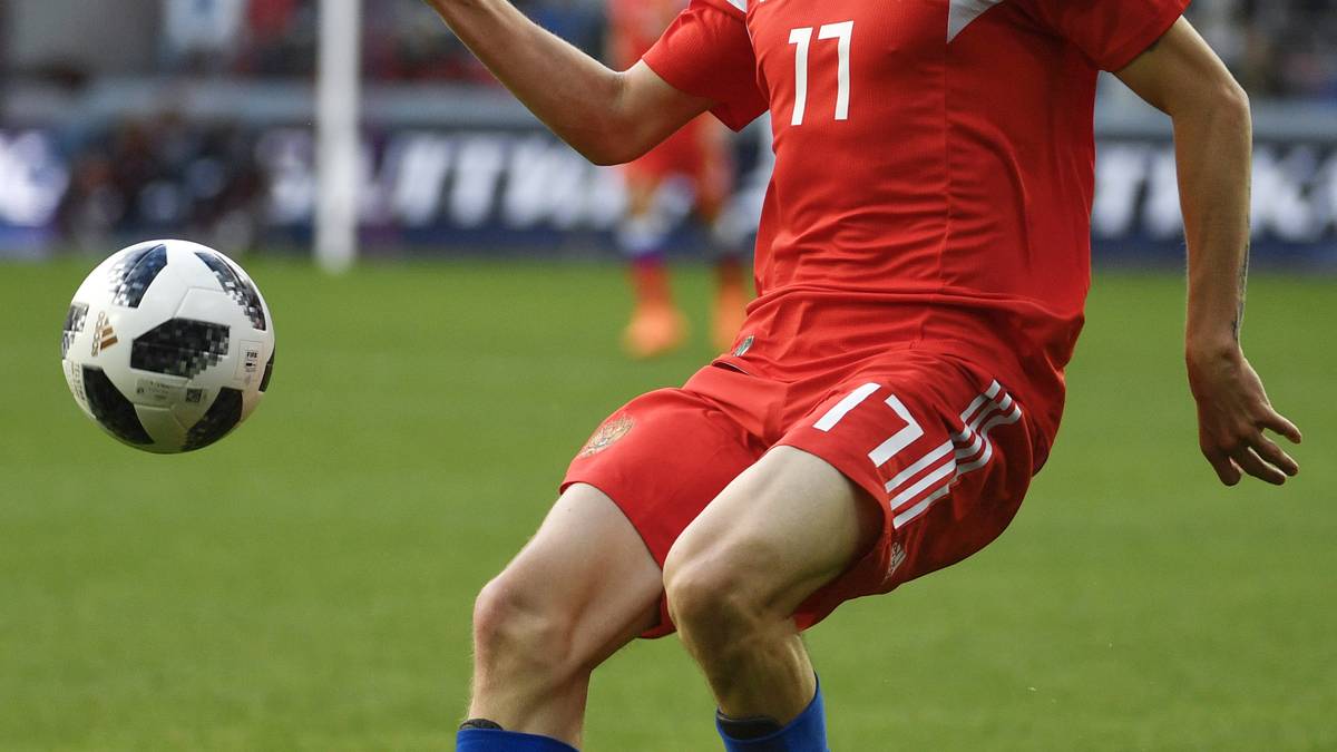 ALEXANDER GOLOVIN (RUSSLAND): Wie sehr sich die Leistungen bei einer Weltmeisterschaft auf den Transfermarkt auswirken, erlebt gerade der Mittelfeldstar von ZSKA Moskau. Juventus Turin bietet angeblich 17 Millionen Euro für Golovin - doch weil auch Arsenal, Chelsea, Manchester United und Liverpool in den Poker einsteigern, explodiert nun sein Marktwert