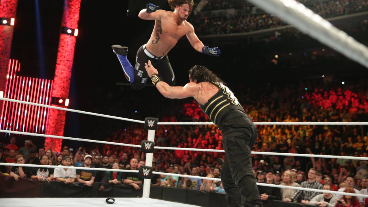 Styles versucht den Sack mit dem Phenomenal Elbow zuzumachen
