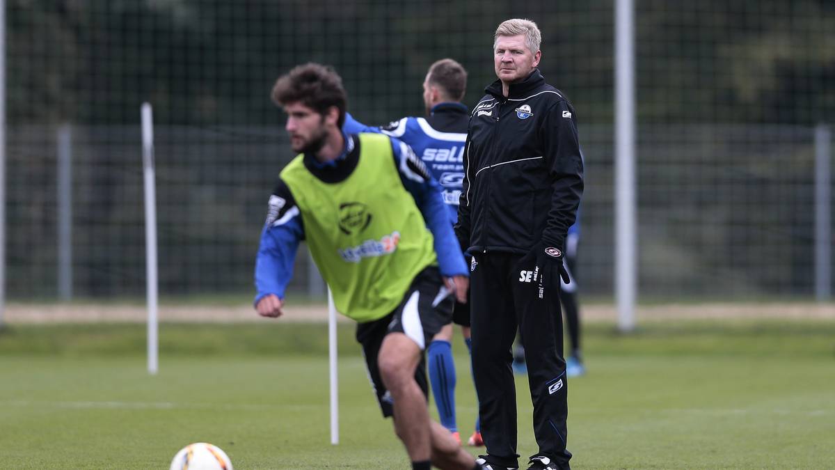 Spielertrainer bedeutet für Effenberg aber vorerst ganz offensichtlich nicht, dass er die Übungen mitmacht. Die meiste Zeit beobachtet der neue Trainer das Treiben seiner Spieler