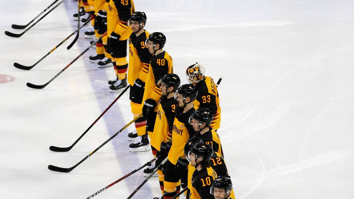 Haltung, bitte! Vor dem Auftaktmatch gegen Finnland bringen sich die deutschen Eishockeyspieler in Stellung