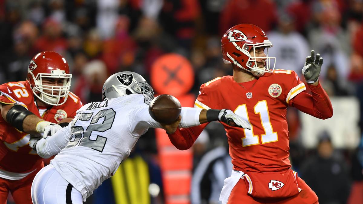 PLATZ 5 - KHALIL MACK (Oakland Raiders, Outside Linebacker): Nach elf Sacks, 73 Tackles und vor allem fünf forcierten Fumbles ergatterte Mack (l.) verdientermaßen den Preis als bester Defensivspieler der Liga. Mack ist eine Big-Play-Maschine