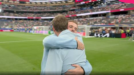TV-Experte Jürgen Klopp begegnet Ex-Kapitän Jordan Henderson vor der WM-Partie der Engländer gegen Kroatien und findet im Anschluss nur lobende Worte für seinen ehemaligen Schützling. 