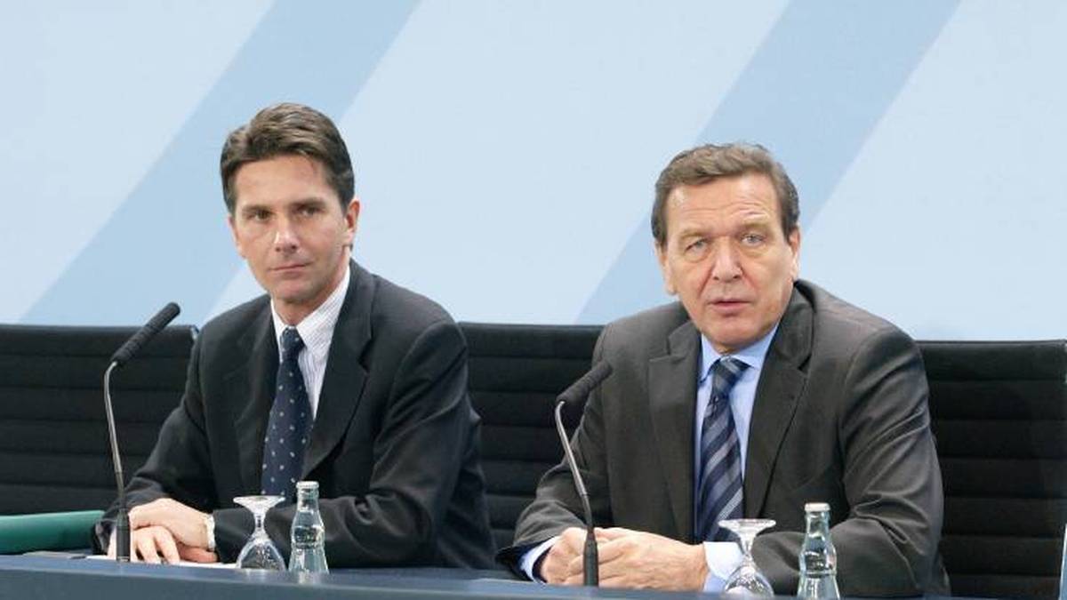 Béla Anda (l.) war zwischen 2002 und 2005 Regierungssprecher unter Gerhard Schröder